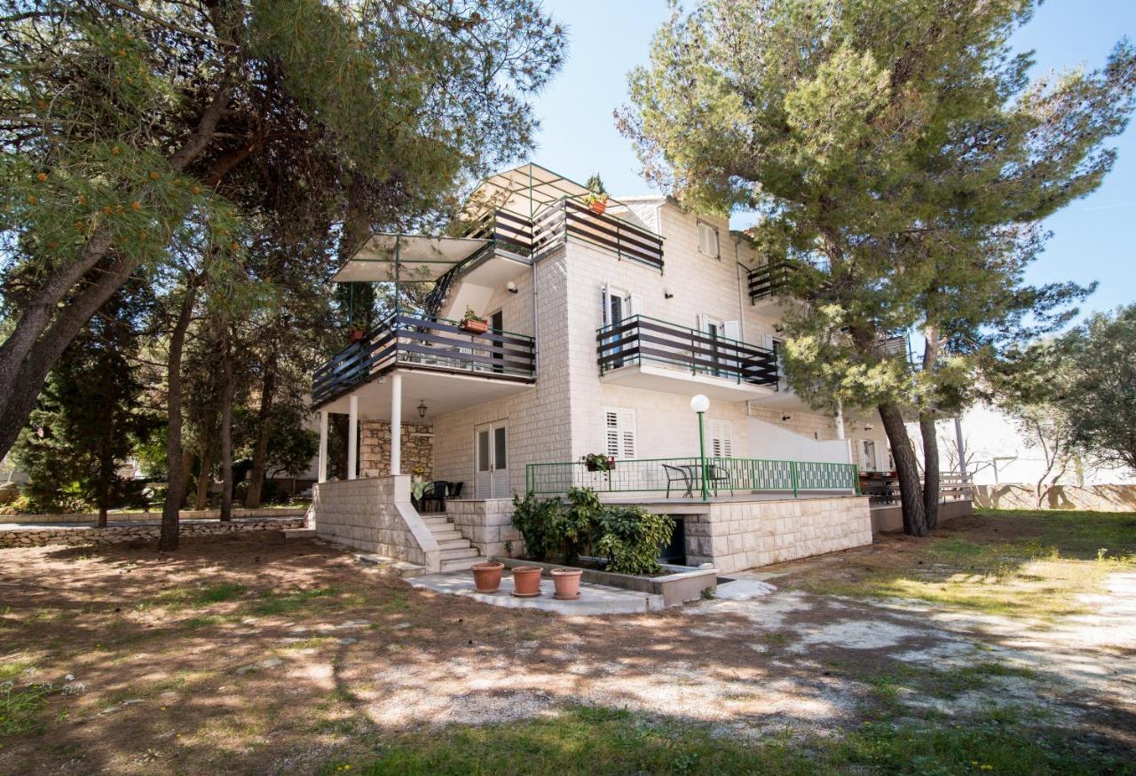 Apartments Pinija Supetar Exterior photo