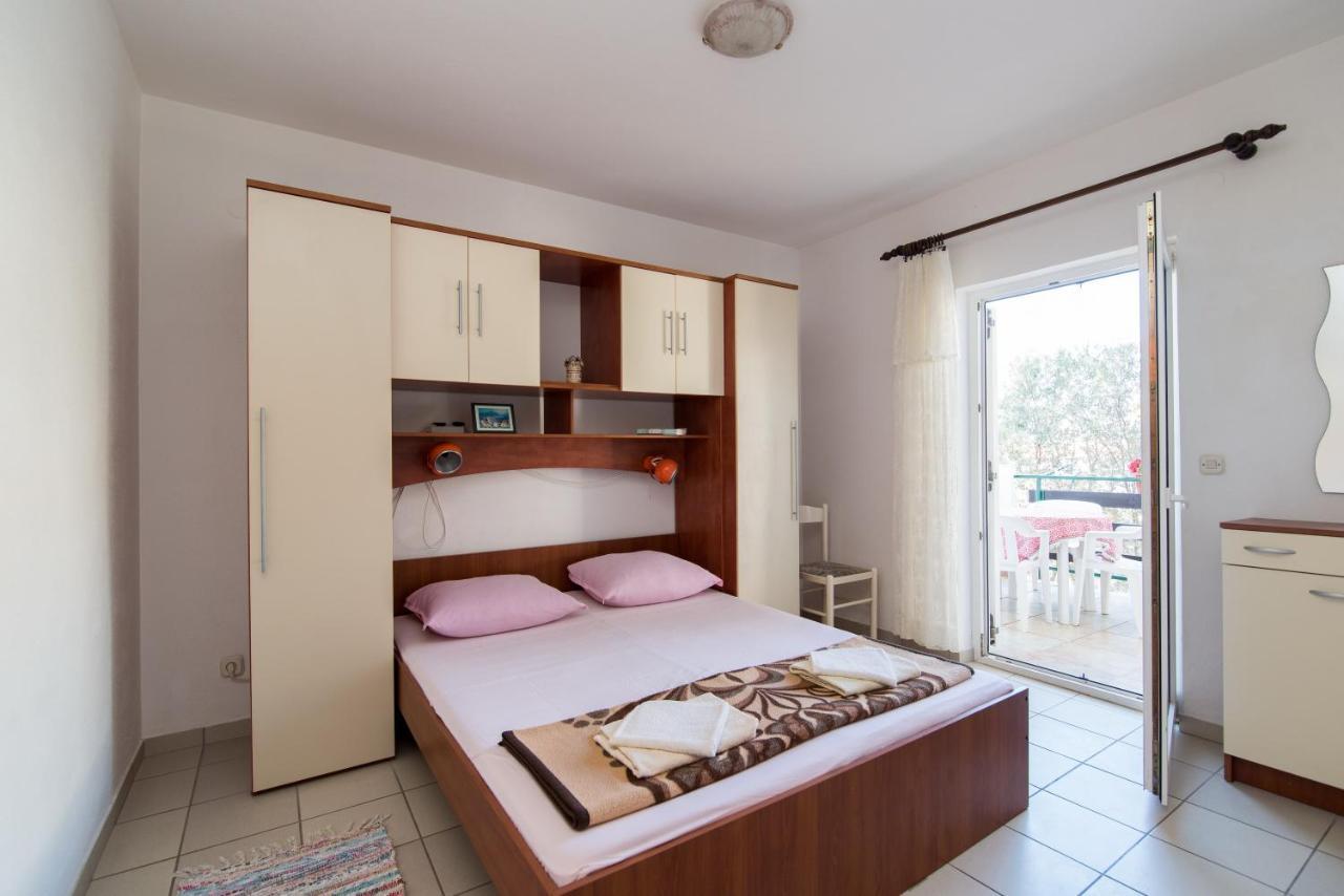 Apartments Pinija Supetar Exterior photo
