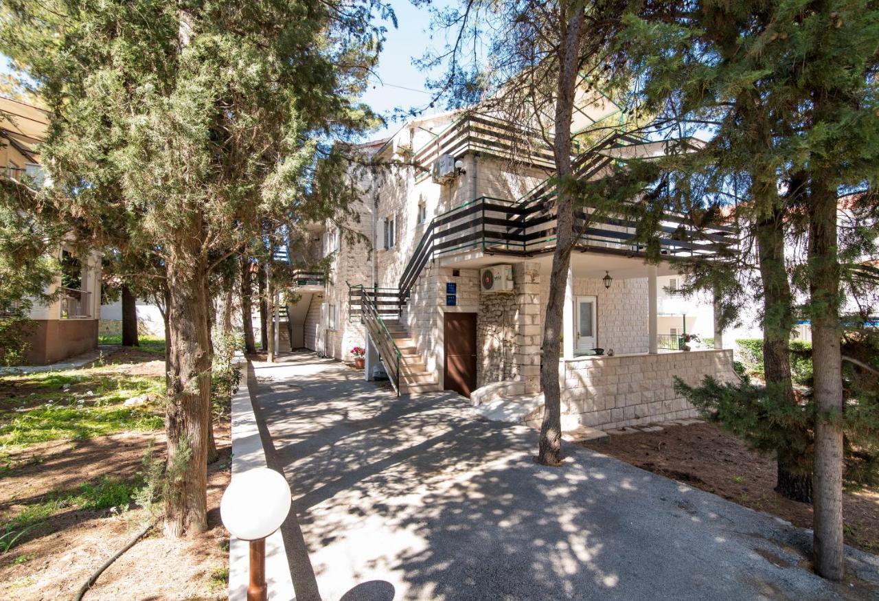 Apartments Pinija Supetar Exterior photo