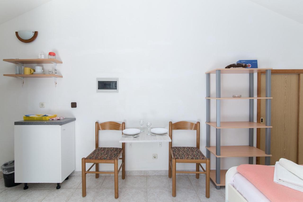 Apartments Pinija Supetar Room photo